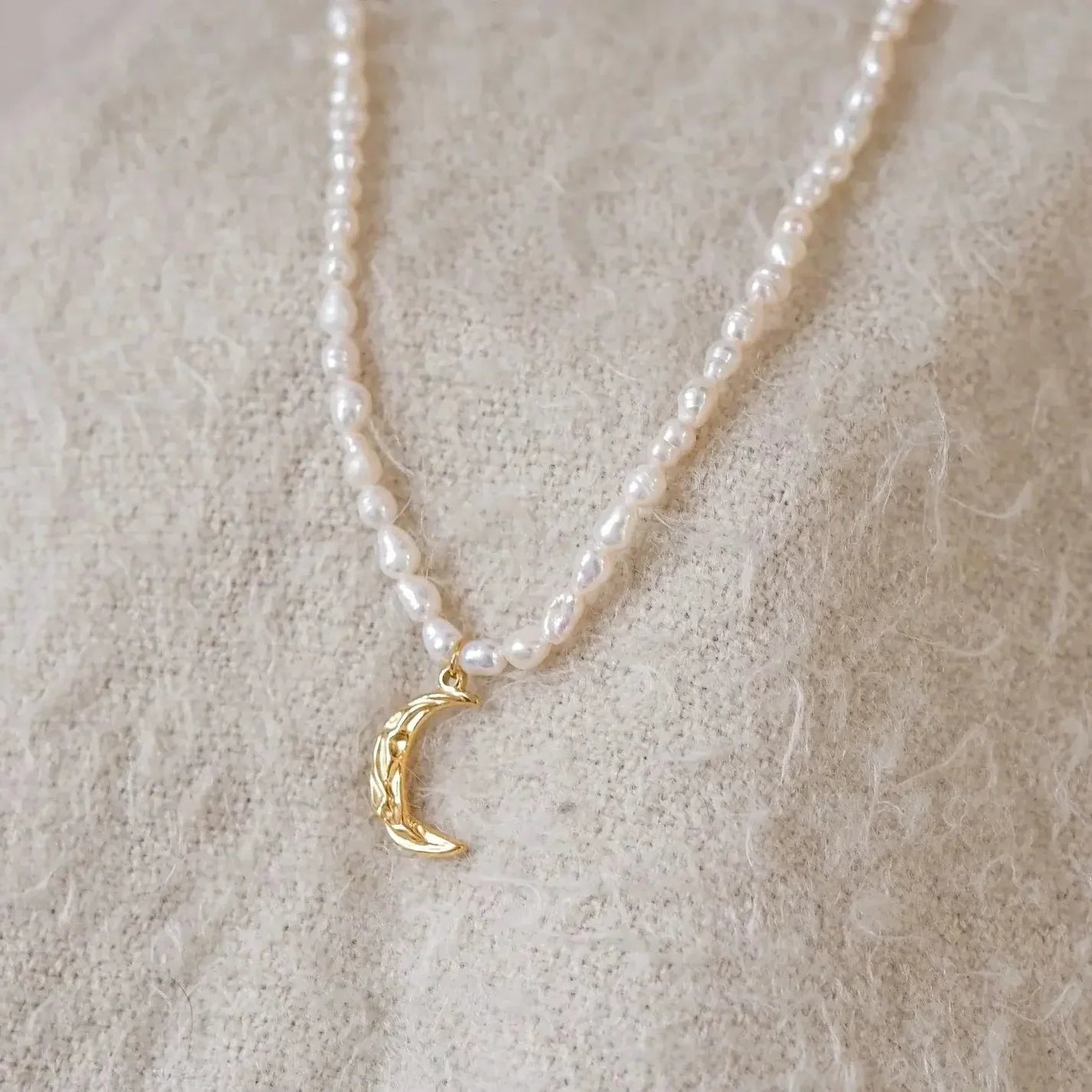 Collier de Perles Royales avec Pendentif en Lune (Plaqué Or)