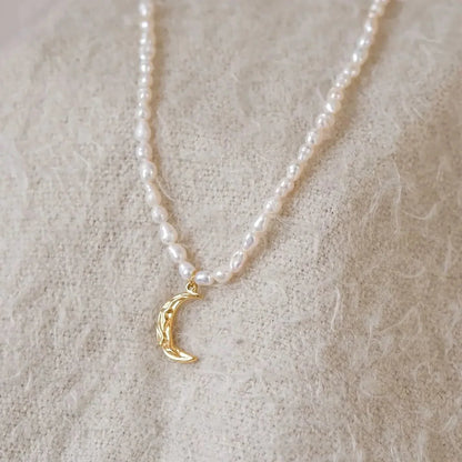 Collier de Perles Royales avec Pendentif en Lune (Plaqué Or)