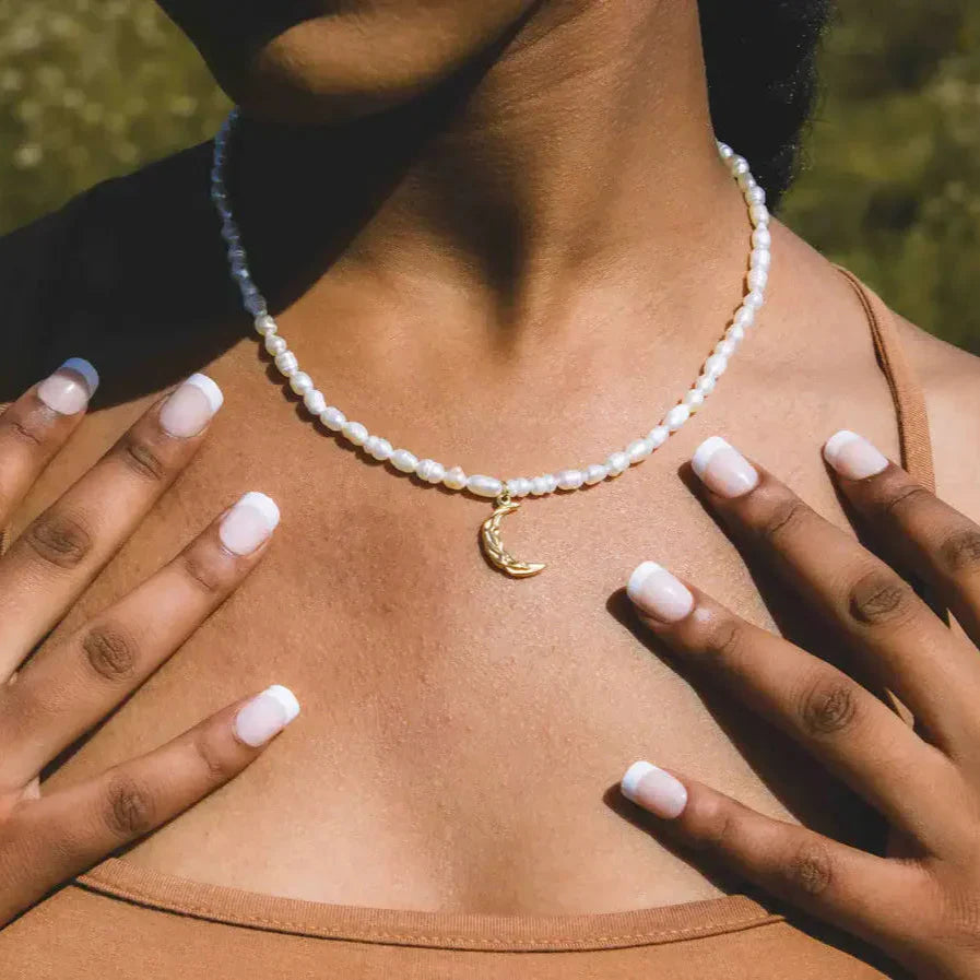 Collier de Perles Royales avec Pendentif en Lune (Plaqué Or)