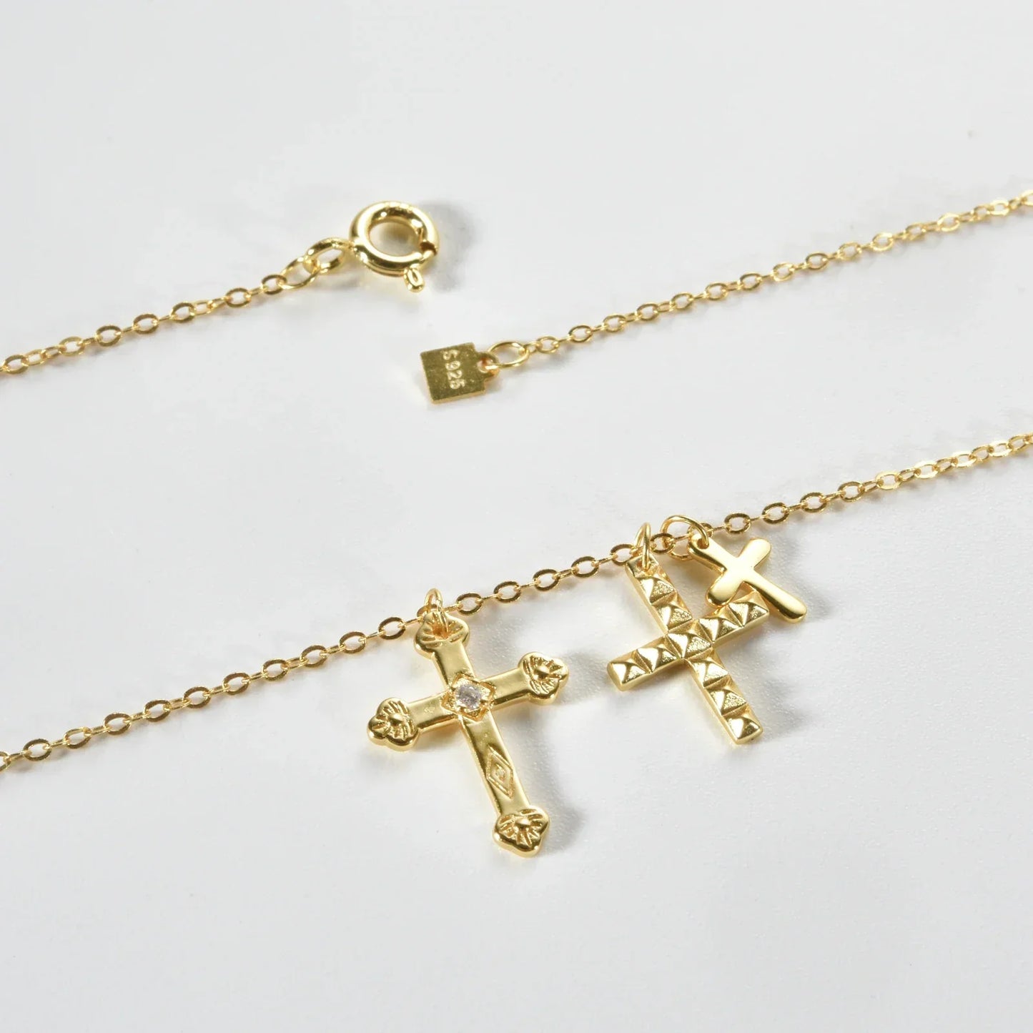 Collier Croix Triple Zirconias (Plaqué Or)