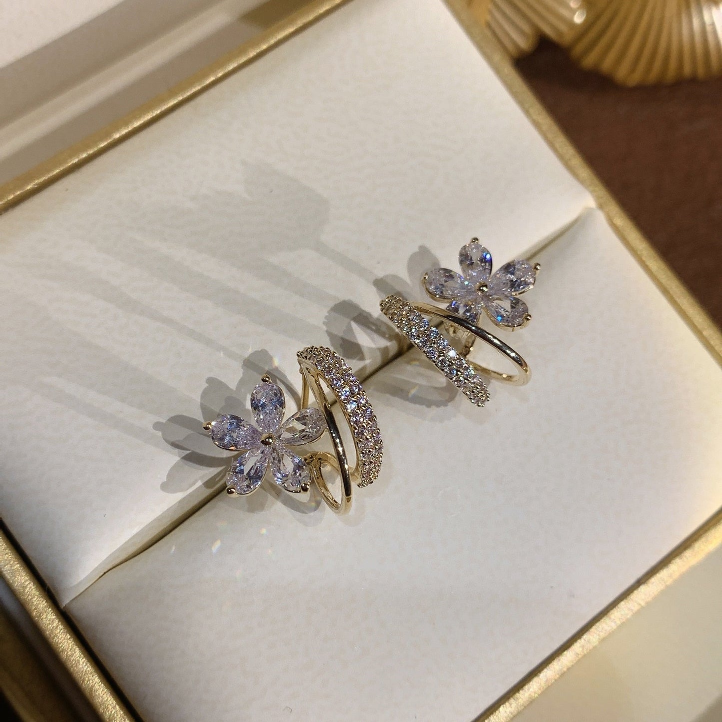 Boucles d'oreilles florales en or avec zirconia étincelant