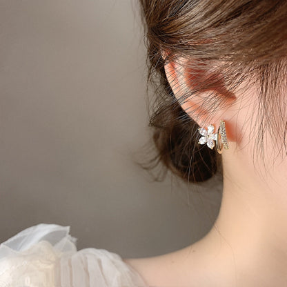 Boucles d'oreilles florales en or avec zirconia étincelant