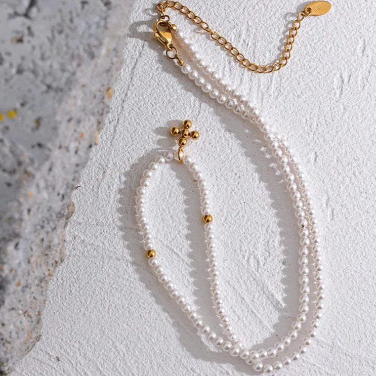 Collier de perles avec pendentif croix (Plaqué Or 18 carats)