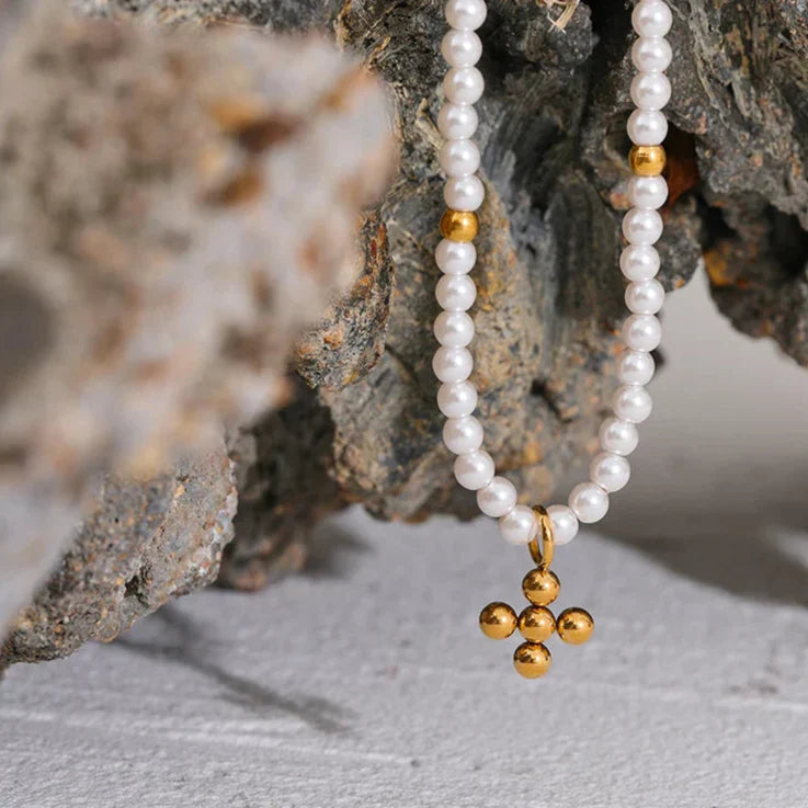 Collier de perles avec pendentif croix (Plaqué Or 18 carats)