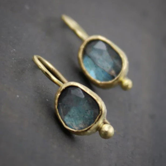 Boucles d'oreilles en or bleu avec des incrustations de pierres